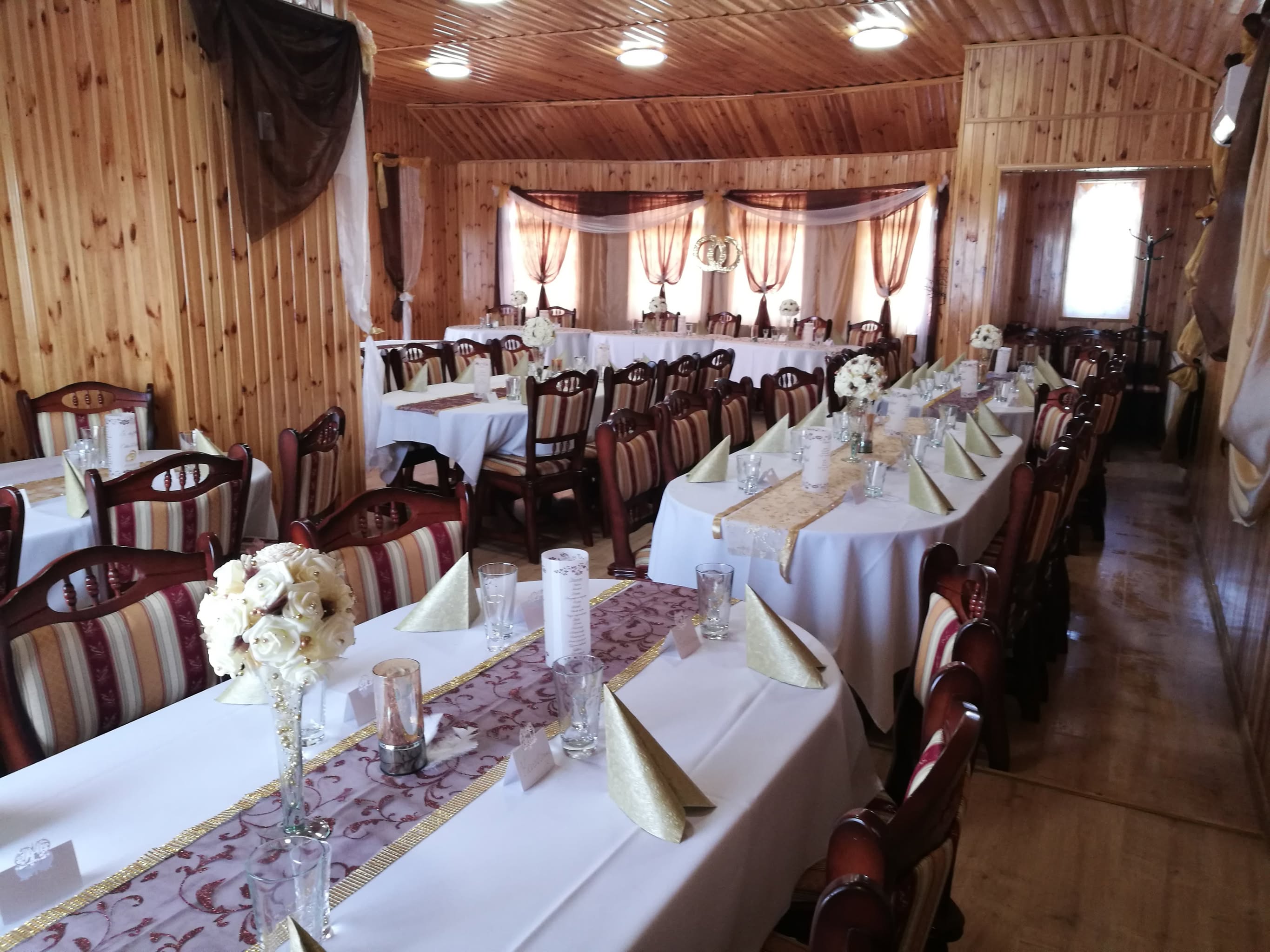 Elegáns ünnepi asztalterítés és rendezvénydekoráció