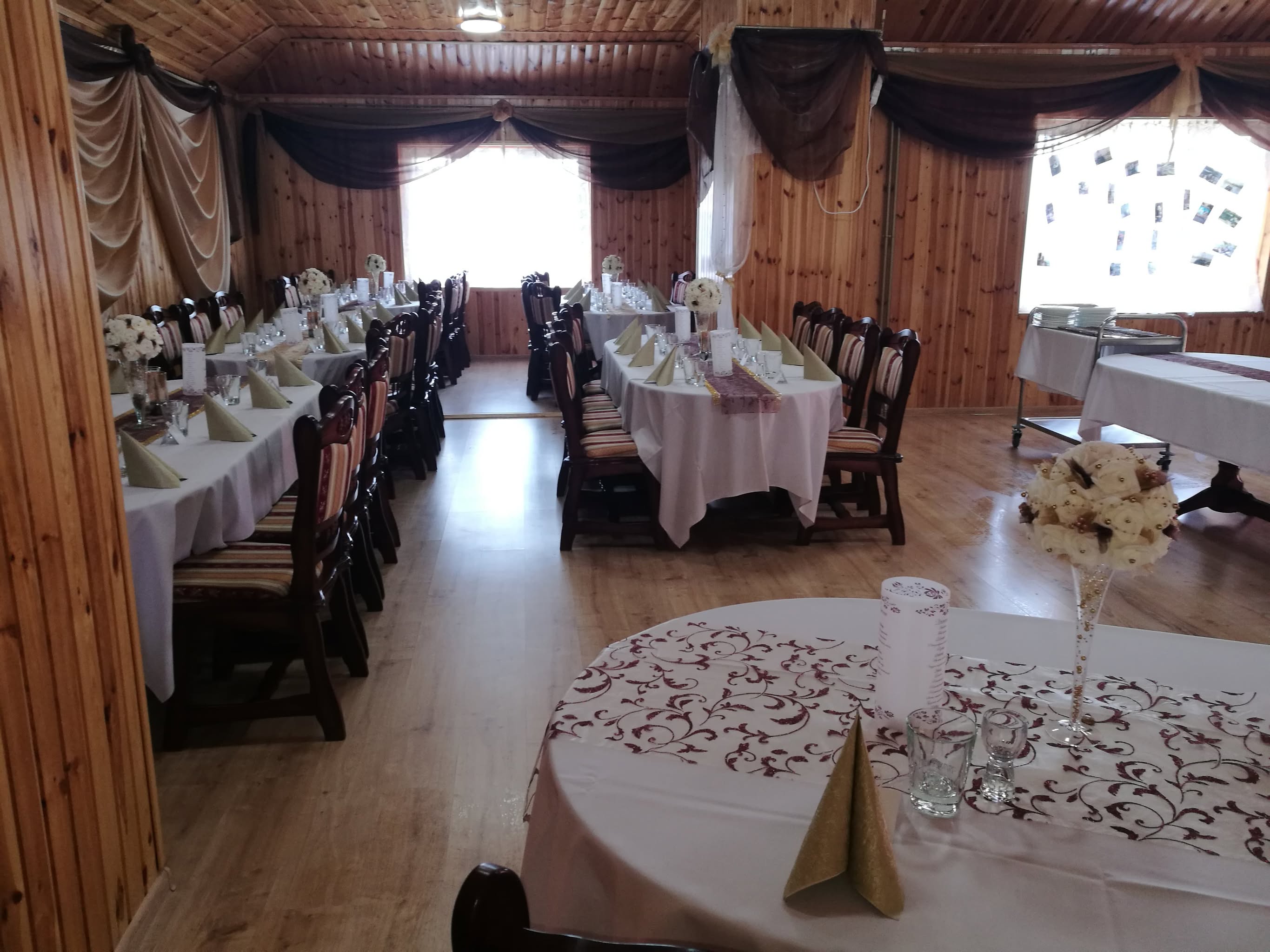 Gyönyörű faborítású fa rendezvényterem